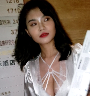 性感美女低车灯大罩杯牛仔短裤视频-高清12V版，限时免费下载！