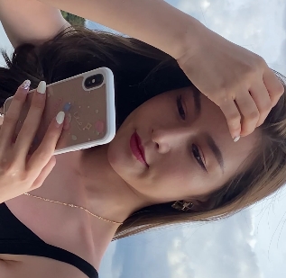 露腿美女紧身牛仔裤吊带高挑长腿美女视频,2V高清画质,5.3G超大容量,百度云限时放送!