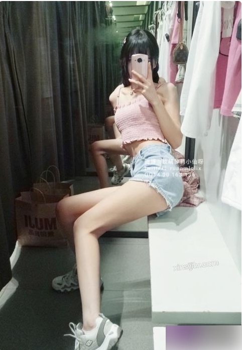 推特软萌妹子小仙首发作品,让你尽情在试衣间中畅享!