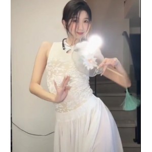 美女主播抖音神通擦边漏奶视频