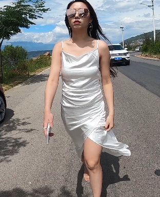 玲玲白色吊带连衣裙