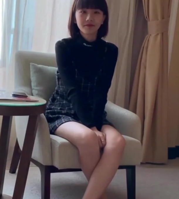 根据分割线中的内容,可能的商品标题为:00后美女大学生沉沦实战富二代男友玩物1v148M百度盘