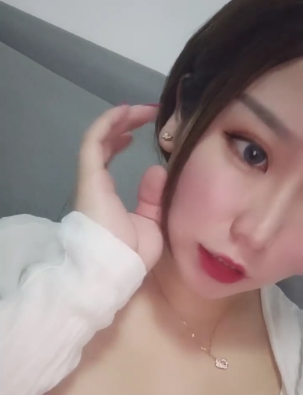 转载搬运:商品可能是一本书籍或者是一个视频资源,可以根据具体内容进行进一步描述。面色潮红:可能是一款化妆品或者是一种健康产品,可以描述为“提亮肤色的面部护理产品”。大罩杯:可能是一款内衣或者泳衣,可以描述为“罩杯尺寸较大的女性内衣”。胖臀:可能是一款塑身产品或者是一种健身器材,可以描述为“帮助塑造臀部曲线的健身产品”。花样:可能是一款手工艺品或者是一种装饰品,可以描述为“多种花样可选的装饰品”。无
