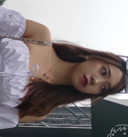 美女穿着牛仔短裙展示迷人美腿的高跟鞋视频,高清画质,文件大小为11.39G,可通过百度云下载。