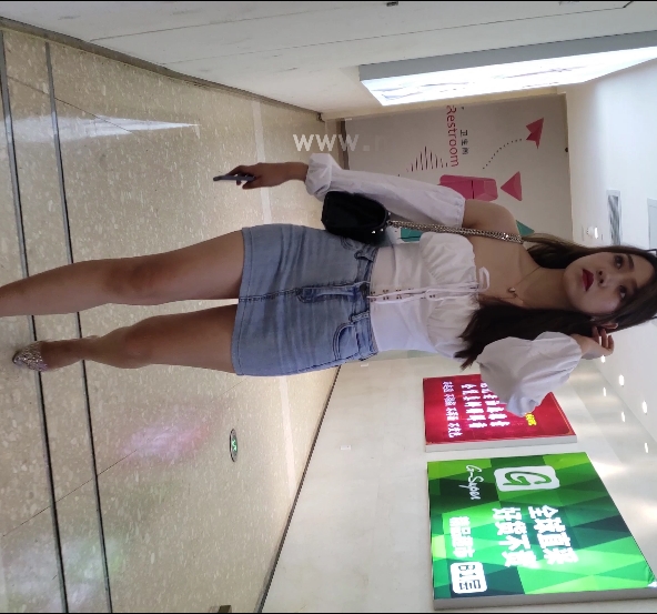 美女穿着牛仔短裙展示迷人美腿的高跟鞋视频,高清画质,文件大小为11.39G,可通过百度云下载。