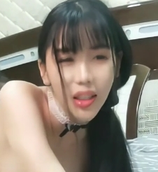 长相清纯的白净妹子与社会大汉在多人运动中任意玩弄，视频大小为214M，可在百度云上下载。