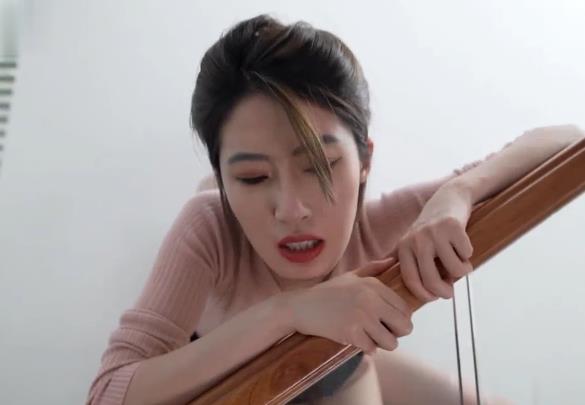 空姐与副机长共事，丈夫在一楼看报纸