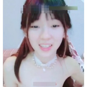可爱的18岁小妹子，身材瘦瘦，营养不良，皮肤粉嫩