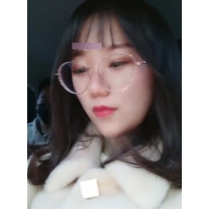 四眼美眉在公园遇到陌生人，分享了百度云的使用心得