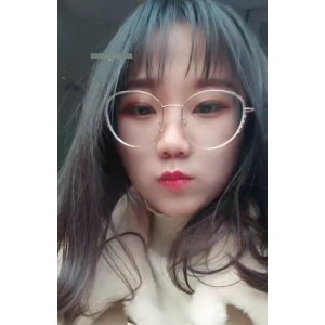 四眼美眉在公园遇到陌生人，分享了百度云的使用心得