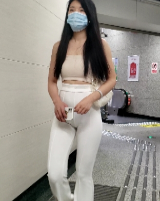 紧身白裤美女展示长腿翘臀的视频（百度云）