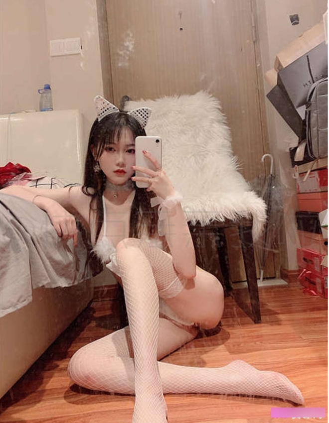 网红COSER魔法秋秋:高颜值美女COSER,清纯气质与性感身材兼具