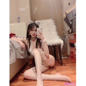 网红COSER魔法秋秋：高颜值美女COSER，清纯气质与性感身材兼具