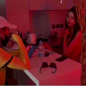 网红主播欣桐的颜值巅峰诱惑，与美团小哥的1V-220M相约