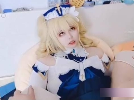 TS伪娘小舞酱的原神cosplay,芭芭拉肉身抵挡两位老哥的进攻