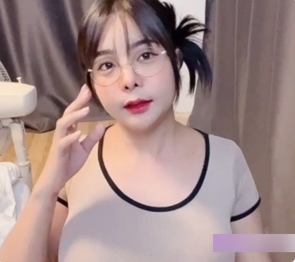 美的魅力沉浸:Yoshithunchanok的网红视频集