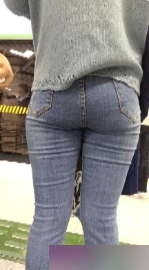 美女在地铁上街拍,展示了她穿着紧身牛仔裤时翘臀的迷人身姿