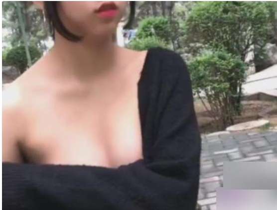室外主播浆果儿在荒野求生的B站视频