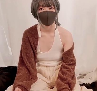 网红少女HongKongDoll成为OnlyFans的玩偶姐姐，参与情侣游戏和扑克游戏，还有打粑粑1V-813M