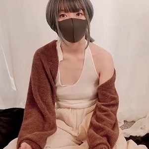 网红少女HongKongDoll成为OnlyFans的玩偶姐姐，参与情侣游戏和扑克游戏，还有打粑粑1V-813M