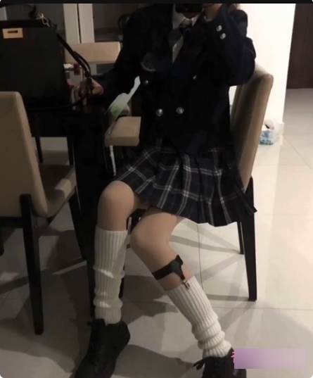 性感可爱清纯的反差婊，143套精彩合集，35.3G高清视频，包含室外和公共场景