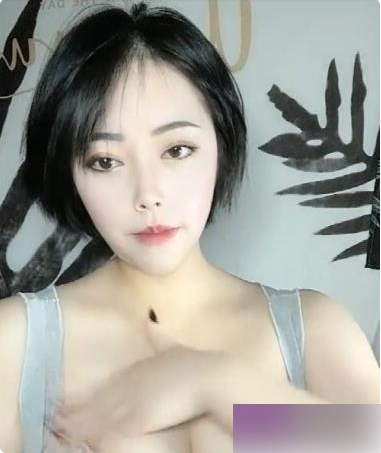 精选女主播的两部直播作品：E杯奶盖