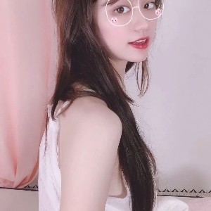 高颜值乖乖女的睡衣,展现非凡容颜和火辣身材的魔爪般技术,令人心动