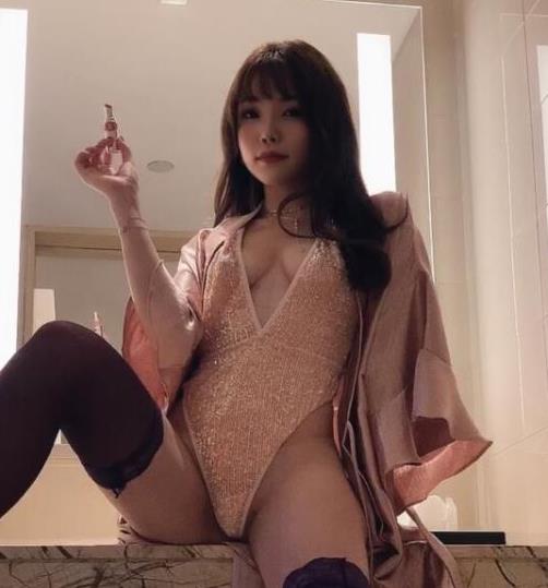 “2021年最火的街拍合集!推特红人芝芝body的时尚秘籍揭密!”