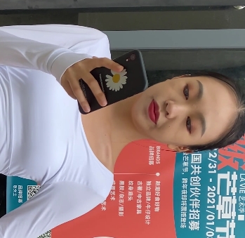 性感美女穿上粉色紧身皮裤展示长腿翘臀,超清视频1V5.13G免费下载!