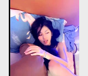 《长腿姐姐带你体验三人游,前后夹击,2V画质,2.1G内存,不容错过!》