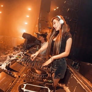 独家首发成都DJ女神艾米最新羞羞作品,高颜值让你欲罢不能!