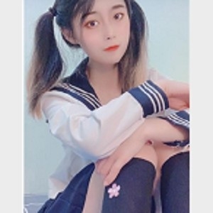 玩转校园梦幻！粉嫩妹子学生水手服，丝袜玩具搭配高速喷枪，尽情释放内心的自娱自乐魅力！
