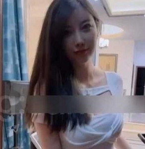 “杨晨晨倾情定制，奇妙独家脱衣扑克视频”