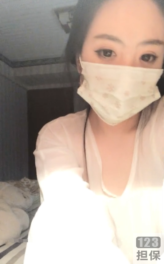 古古小姐姐成为抖音网红,与粉丝互动,接单线下活动,直播重器使用口罩拍摄滤镜玩法,配合轻音乐,成为榜一微信土豪,用于热身治病。