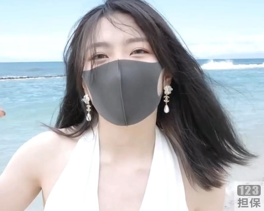 夏日回忆的玩偶姐姐在夏威夷的VLOG中展示了HONGKONGDOLL的NFT,炒币达到了2亿,并在P站上展示了自己的网站。