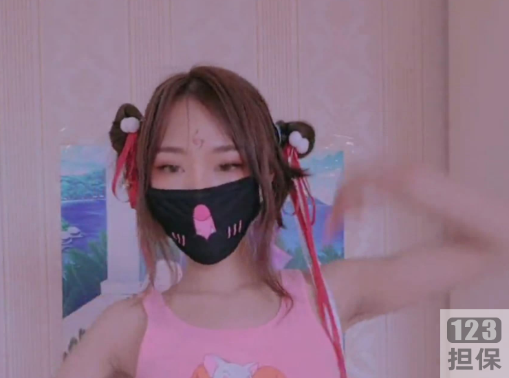 软罗云儿扮演剧情视频中的小妹,舞蹈视频中使用了神奇的道具