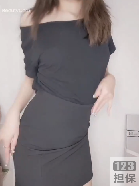 抖音糖糖FL姬的短视频合集:节奏感十足的作品,颜值高的小身段穿黑白裙、衬衫、JK裙、水手服、秘书COS、灰短裙等,对镜自拍彩蛋,网红吃货小绿送给你的礼物。