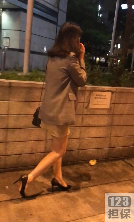 Hongkong闪光灯:高亮度闪光灯,适用于拍摄视频和照片视频3集:包含3集视频内容41部:共有41个视频片段toupai:拍摄现场的实况路人妹子:拍摄中途退出现的普通女性角色释放闪光灯:使用闪光灯增强拍摄效果熊孩子:拍摄中途退出现的调皮捣蛋的孩子学生:拍摄中途退出现的学生角色老师:拍摄中途退出现的教师角色地铁:拍摄场景在地铁内进行厕拍:在厕所内进行拍摄紧张:拍摄过程中的紧张氛围贴近拍摄:采用近距
