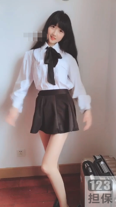 番茄妹妹:自拍瘦身彩袜手链细节,绿茶气质COS的纤细清纯型商品