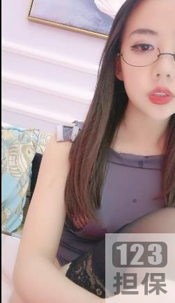 高颜值大长腿妹子的白皙粉嫩身材,配上骚眼镜,12V和12.9G的性能,搭配白丝和黑丝,让你更加迷恋的商品