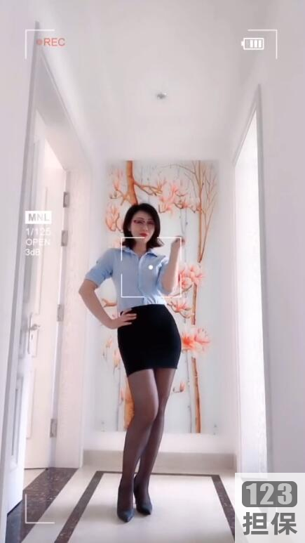 网红女神锦缎儿芝芝的大礼包,18-50岁的粉丝可获得一份诱惑力十足的半透明纱衣。这款纱衣设计俏皮可爱,温柔如清风,让你展现出最迷人的一面。购买这个大礼包还可获得背景音乐和一份收获,让你一分耕耘,百分之九十九的丑闻都能消失不见。