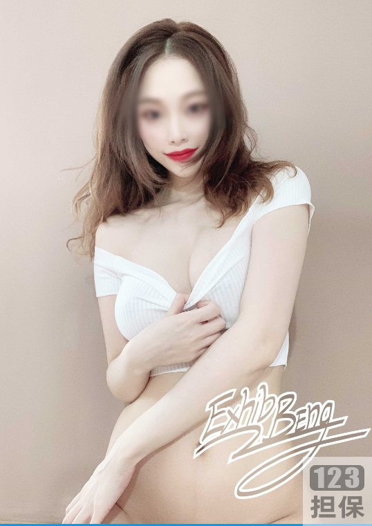 美娇妻的性感魅力在推特网红阿崩的55个视频中展现无遗,她的烈焰红唇和精致脸蛋令人惊艳,挺拔双峰和纤细嫩腰更是令人心动。她与丈夫在酒店四人游中尽情享受,野外激战的情景更是让人血脉贲张。这个6.6G的视频集汇集了她的所有温度,让人汹涌澎湃。