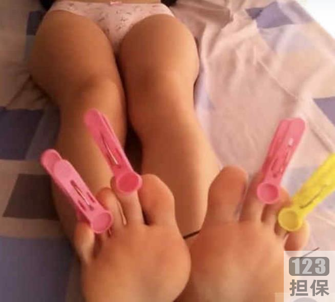 热门新闻网红龚倩莹私照曝光引发轰动,揭露渣男男友的真面目
