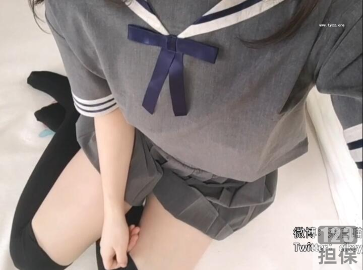 年轻女性的时尚潮流单品:岁酱透明管管、网红JK裙和小黑短袜