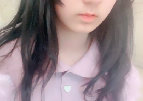 网红美少女的清纯气质,楚楚动人的小银狐,拥有婴儿肥的可爱面容和棒状皮肤,散发着狡猾的魅力。
