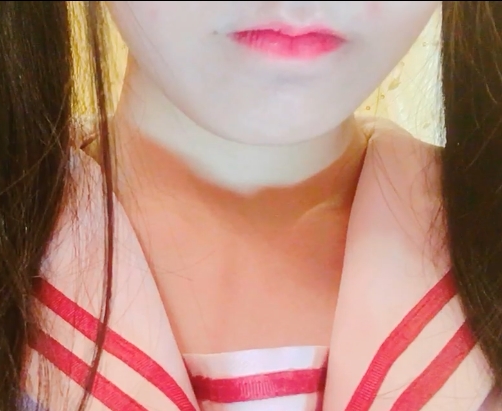 网红美少女的清纯气质,楚楚动人的小银狐,拥有婴儿肥的可爱面容和棒状皮肤,散发着狡猾的魅力。