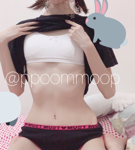 高颜值博主ppoommoop在某推平台上发布了一组美女主播的写真照片。这位身材火辣的小姑娘展现了她温柔的一面,让人目不转睛。其中一张照片特写了她的车灯般明亮的眼睛,给人留下了深刻的视觉印象。这组视频和照片的质量都非常出色,绝对是视觉饕餮的享受。