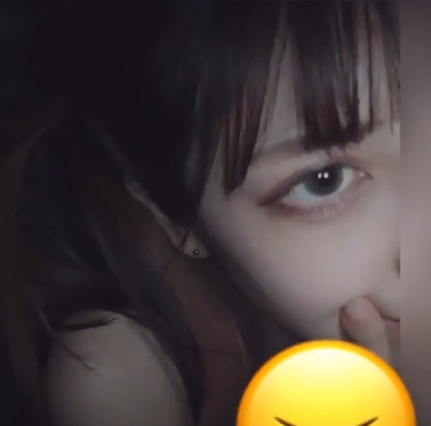 高颜值博主ppoommoop在某推平台上发布了一组美女主播的写真照片。这位身材火辣的小姑娘展现了她温柔的一面,让人目不转睛。其中一张照片特写了她的车灯般明亮的眼睛,给人留下了深刻的视觉印象。这组视频和照片的质量都非常出色,绝对是视觉饕餮的享受。