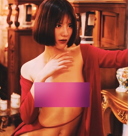 阿朱的高清版大合集,包含了102个专辑,拍摄团队是2020年的老司机。这些专辑中展示了阿朱的大码身段,并有国内外网友推崇的天价40G荤素视频。其中内容涵盖了放飞自我的COS和内衣秀。
