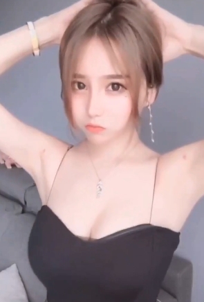 丽姬与交换枕边人的幽会:连衣长裙与皮带的奇妙交换